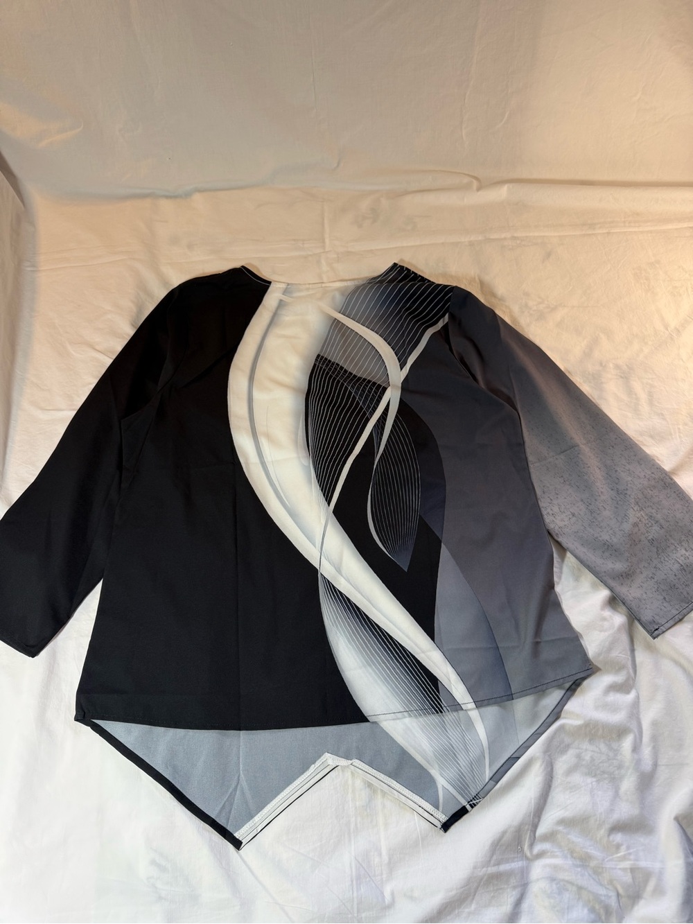 Women’s Black & White Abstract Print Blouse XL NWT - Picture 8 of 9